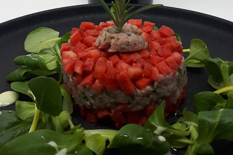 Tartare di vitello con scalogno, rosmarino e olio imperiale su zoccolo di mele Kissabel marinate al pepe limonato, servita con soncino condito con salsa di yogurt, senape e miele