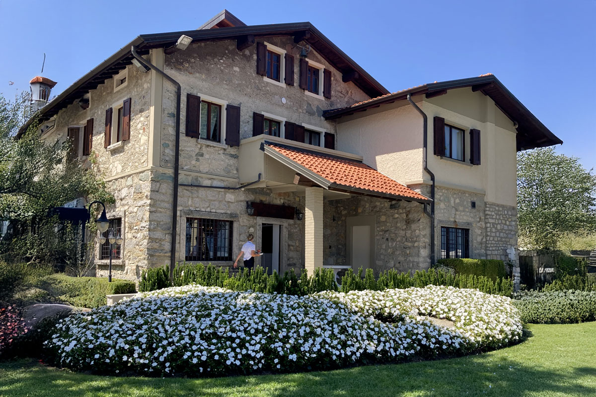 Il ristorante a quasi 1.000 m con vista sul lago di Como che sembra un rifugio alpino