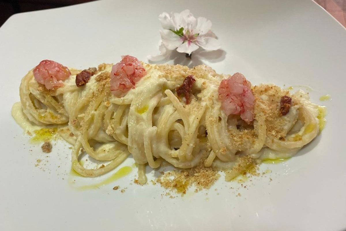 [[Capitale della cultura... a tavola]]: la statua di Camilleri e la pasta coi broccoli marinisi