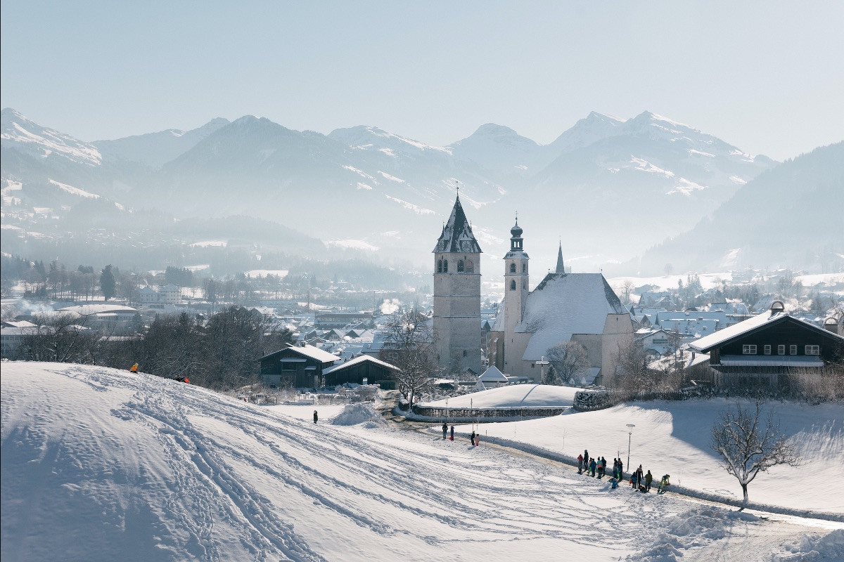 Landschaft Panorama Kitzbuehel Winter Stadt Ausblick Kirche. Foto: Kitzbuehel Tourismus Dove andare e cosa fare nella giornata mondiale della neve