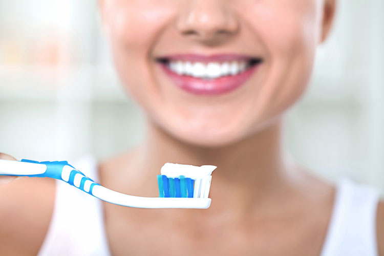 (Lavarsi i denti, spazzolare con cura per preservare la salute delle gengive) (Lavarsi i denti, spazzolare con cura per preservare la salute delle gengive)