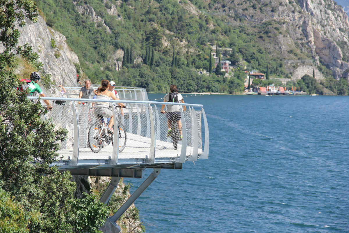 È una delle ciclovie più belle al mondo. Fonte: Garda Post Tre milioni di turisti in tre anni per la spettacolare ciclovia a sbalzo del Garda