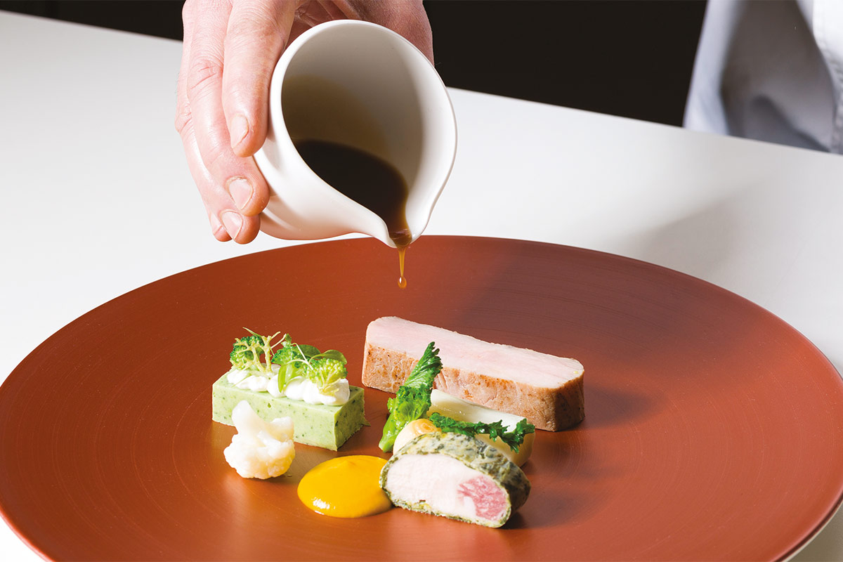 Lombo di vitello glassato al chinotto con tortino di broccolo siciliano e petto di pollo alla ventricina 