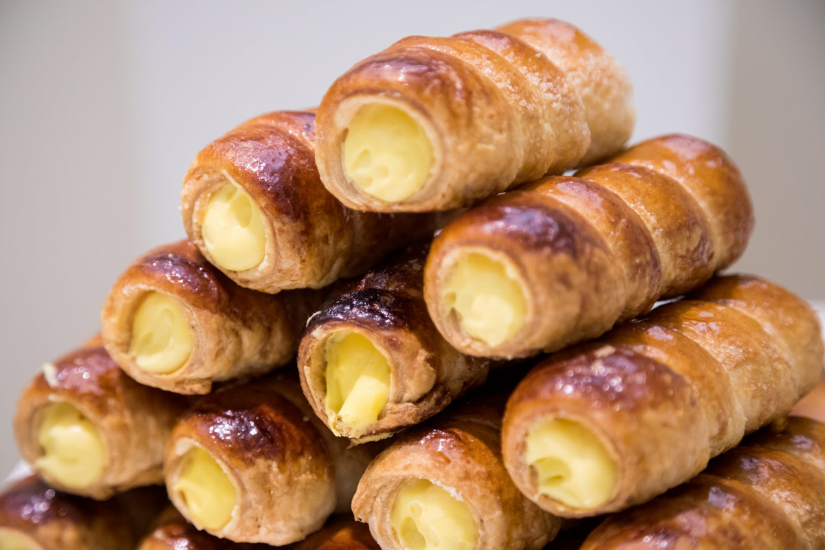 Tra le specialità del Maestro la crema, in particolare sono richiestissimi i grandi cannoli di sfoglia, ripieni di pasticcera Pasticceria GiuBea creazioni dolci e salate a firma Corrado Carosi