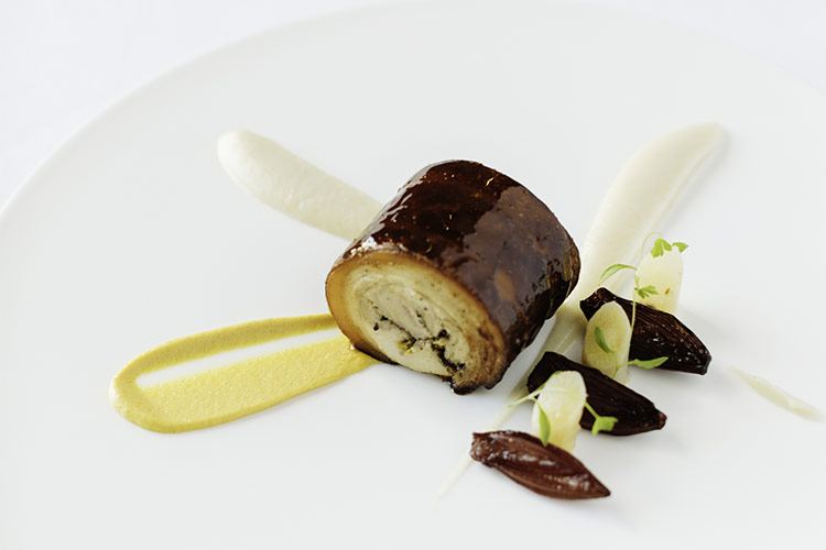 Maialino da latte in porchetta con scorzonera, scalogno al porto e senape Dijon