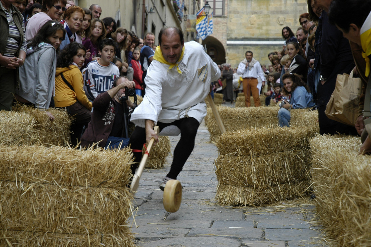 Due weekend tra tartufo e caci rotolanti: Volterra ti aspetta per una festa golosa