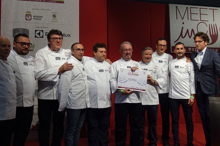 Massimo Di Cintio, il presidente Fic Rocco Pozzulo, il presidente Fic Puglia Michele D'Agostino e i presidenti provinciali Fic della Regione (Meet in Cucina Puglia Stelle e formazione alla 1&ordf; edizione)