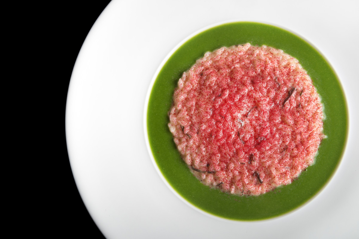 Il Risotto con polvere di lampone e crema alle erbe di Seta (Foto Seta) Viaggio enogastronomico in una Milano da scoprire