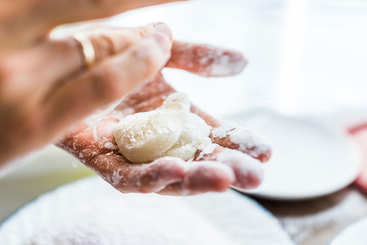 Lavorazione artigianale Mochi, dolci tipici giapponesi simbolo di festa