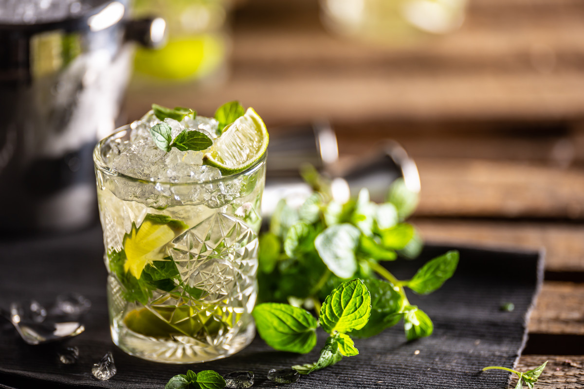 Il Mojito, a base di rum chiaro, foglie di menta, zucchero, succo di lime, ghiaccio e soda 