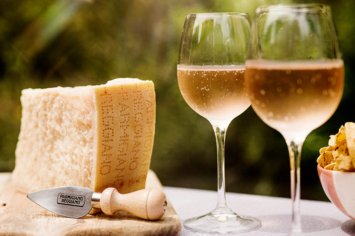 Parmigiano Reggiano è particolarmente adatto come aperitivo con vini bianchi frizzanti Parmigiano Reggiano un formaggio simbolo del Made in Italy