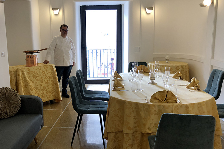 Paolo Gramaglia nella sala del suo nuovo ristorante in centro Napoli (Il Neapolitan style del Gar&ograve; Per Gramaglia un &laquo;ritorno a casa&raquo;)