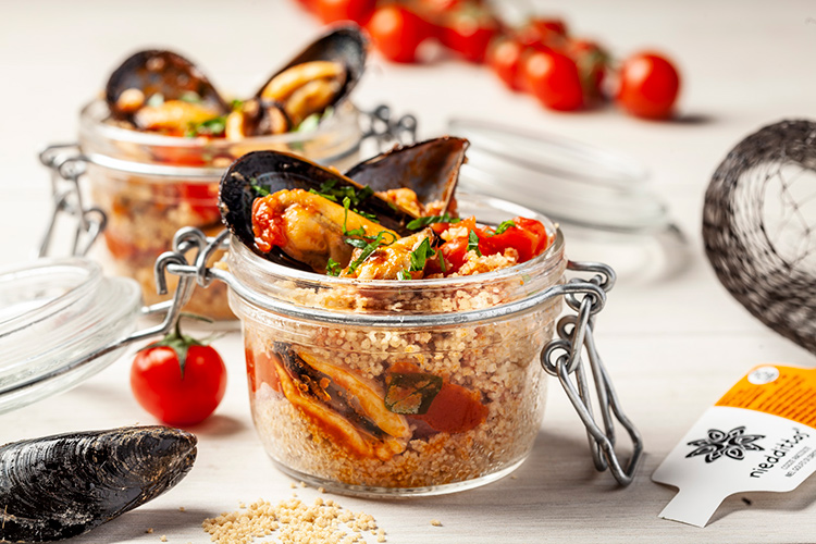 Barattolini di cous cous con cozze Nieddittas e pomodorini