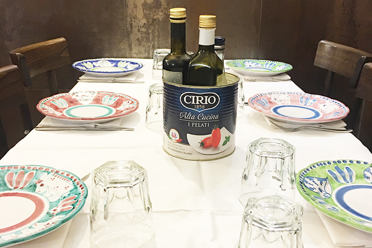 I barattoli della gamma Cirio Alta Cucina diventano contenitori per olio, aceto e sale - Nisida a Milano Verace cucina partenopea