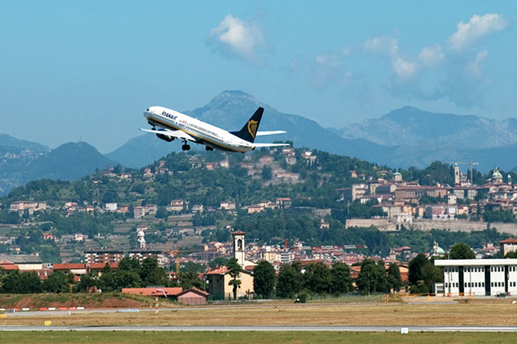 L'aeroporto di Orio al Serio Ryanair rilancia su Orio al Serio L’aeroporto: «Green pass doveroso»