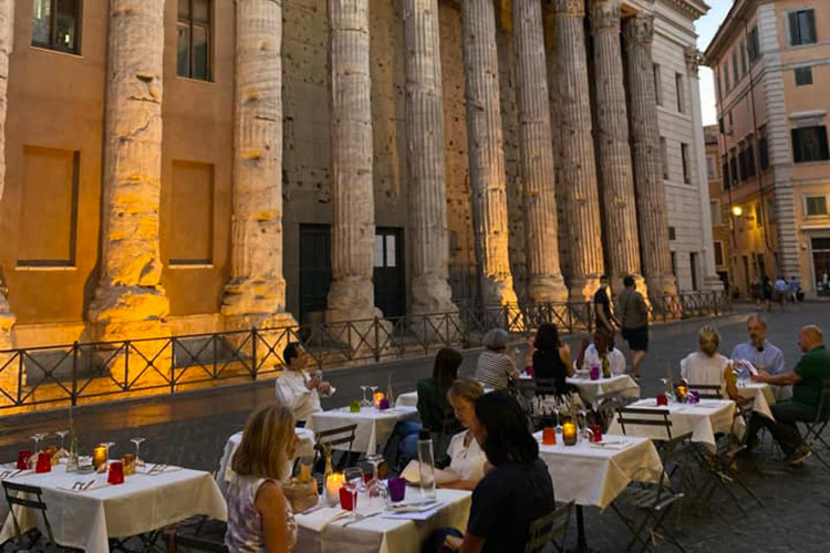 Terrazze e colonnati per gustare un'Italia d'atmosfera e di sostanza
