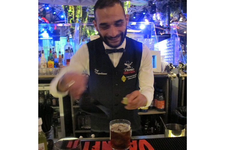 Joy Napolitano - All'Otel Variet&egrave; show dei barman Gusto, colore e passione nei cocktail
