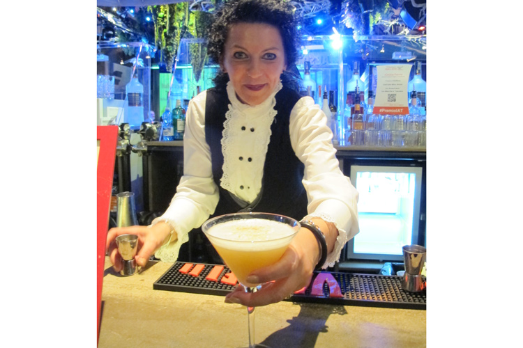 Cinzia Ferro - All'Otel Variet&egrave; show dei barman Gusto, colore e passione nei cocktail