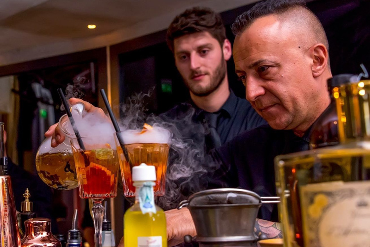 Danny Del Monaco - All'Otel Variet&egrave; show dei barman Gusto, colore e passione nei cocktail