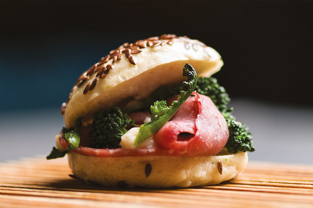 Pane al vapore ai semi di lino con carne sal&agrave; scottata, crema di fagioli bianchi e cime di rapa al salto Pane al vapore ai semi di lino