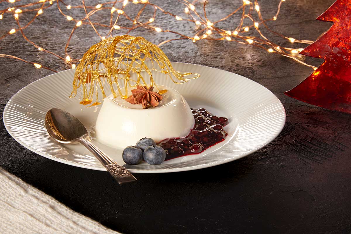 Panna cotta all’anice stellato e mirtilli Con Dolce Menù, dessert di alta pasticceria in pochi passaggi