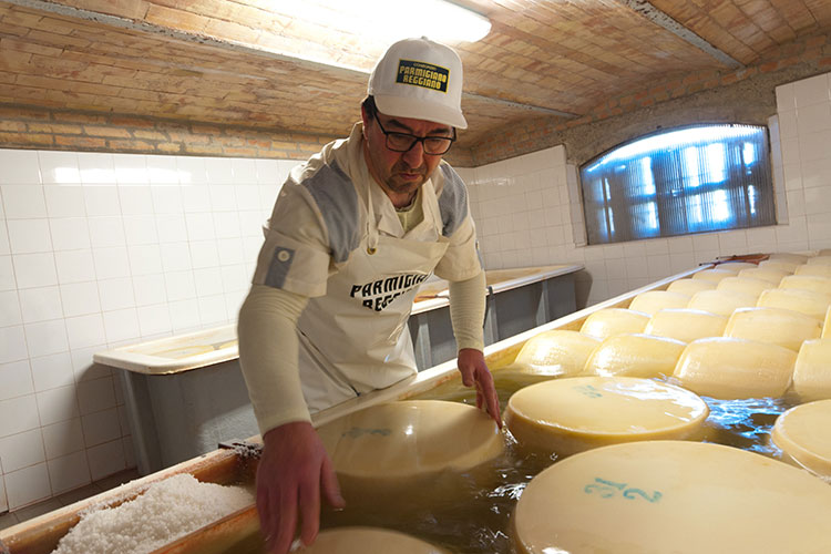 [Parmigiano Reggiano] in campo per ridare slancio alla ristorazione