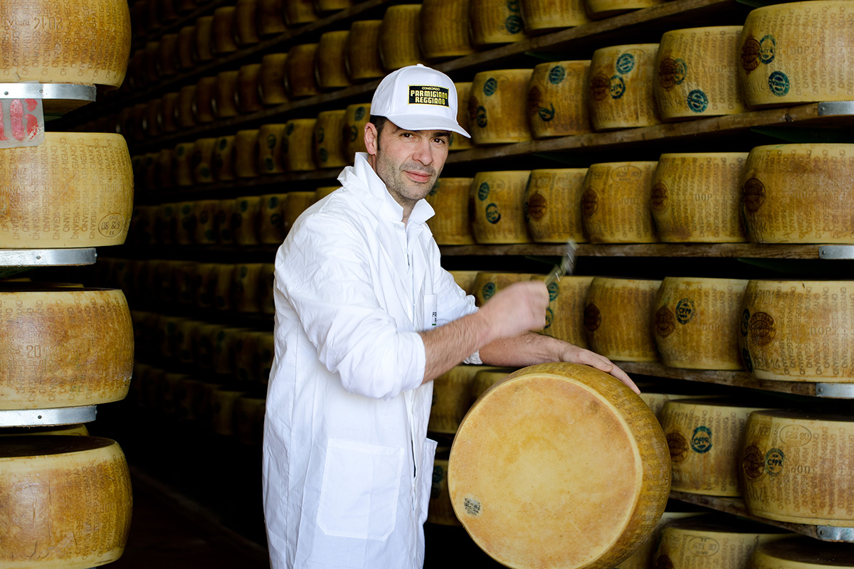 La filiera del Parmigiano Reggiano è composta da oltre 300 caseifici produttori e oltre 2.600 aziende agricole Il Parmigiano fa bene al territorio  Modello di filiera sostenibile