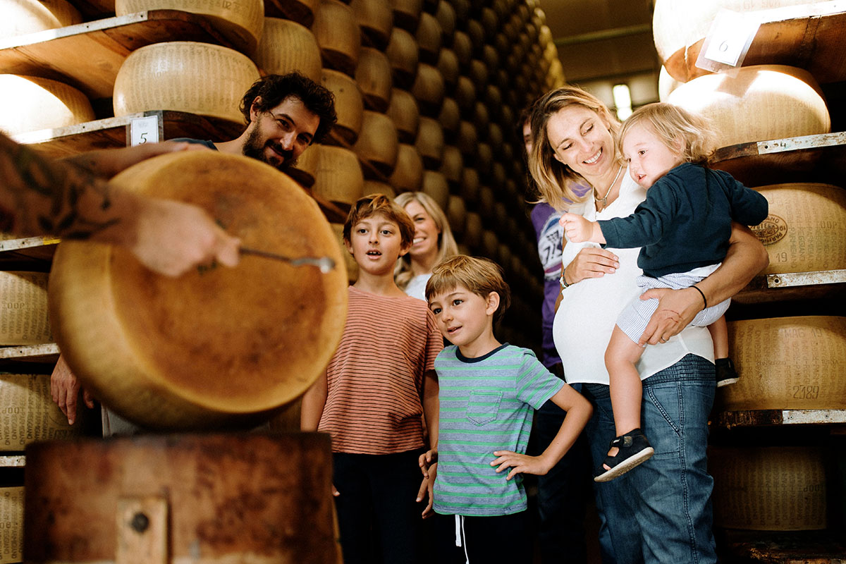 Caseifici Aperti, il mondo di Parmigiano Reggiano apre le sue porte al pubblico