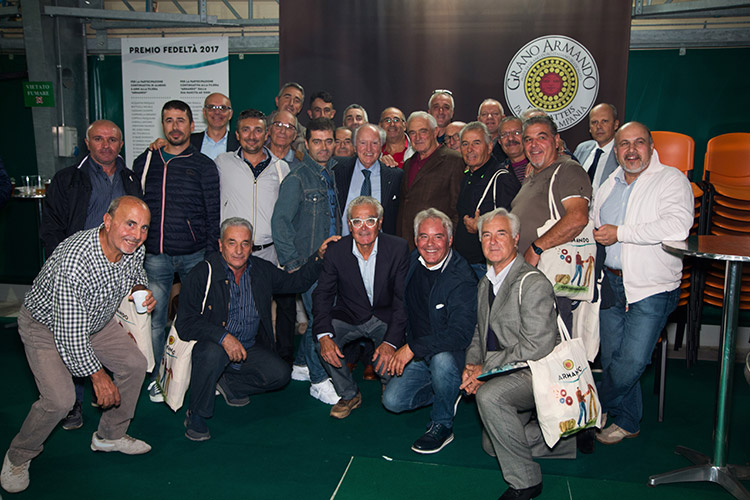 Armando De Matteis con gli agricoltori (Pasta Armando, un patto di qualità Borghese: «Profuma di buono»)