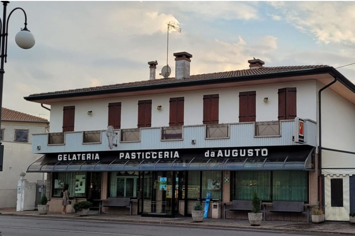 Un'immagine dalla profilo Facebook della pasticceria da Augusto di Camponogara (Ve) 