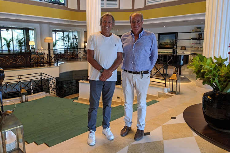 Peppino Pagano (a destra) nella hall del Savoy Beach, in compagnia dello chef Filippo La Mantia