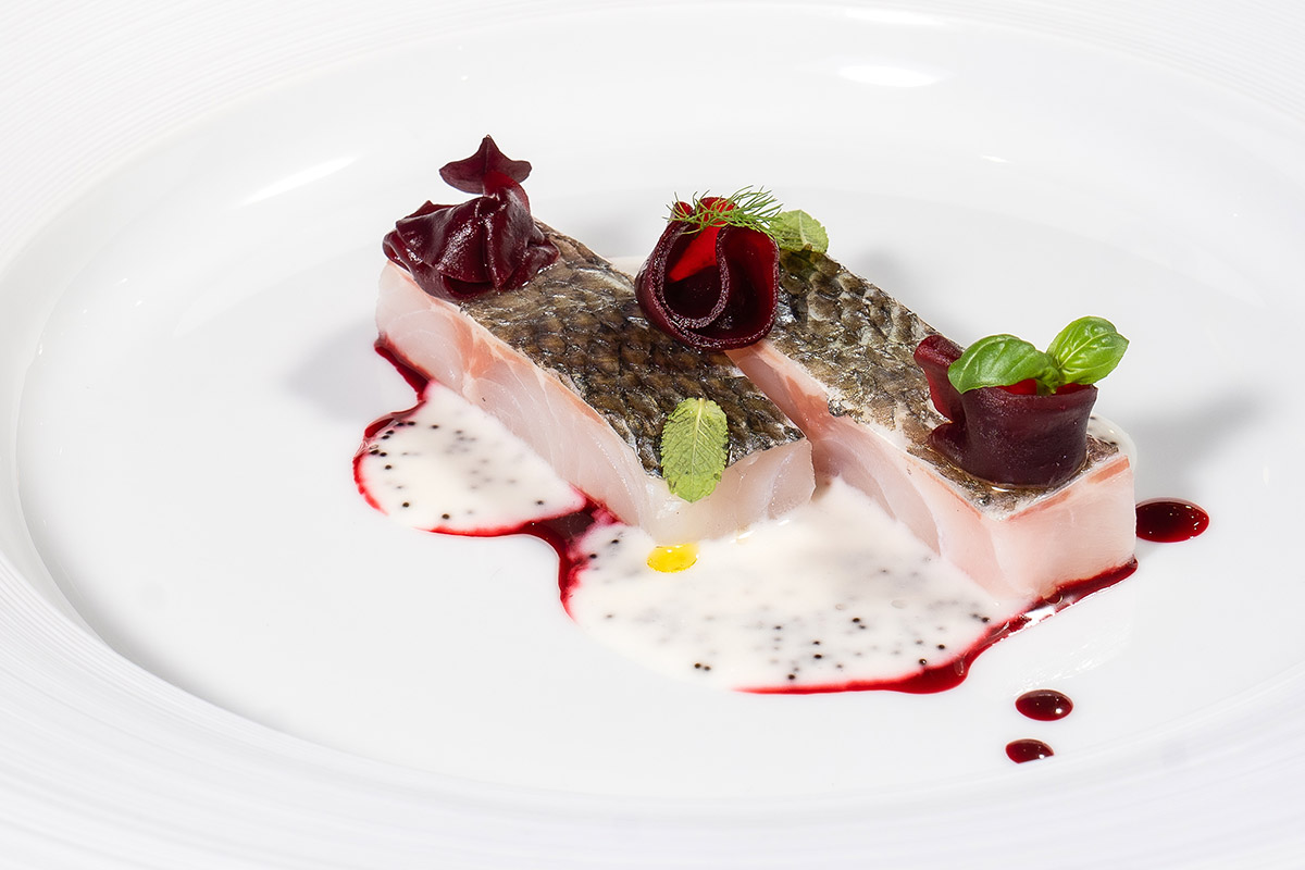 Pesce bianco con salsa acidula, barbabietola e caviale Pesce bianco con salsa acidula barbabietola e caviale