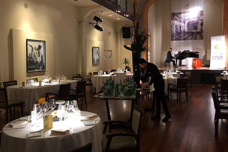 (Petrosino & friends, una Cena a teatro a I Portici, faro dell'hotellerie bolognese)