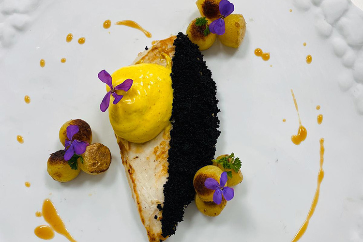 Petto di pollo in crosta di olive, spuma al curry e patate arrosto