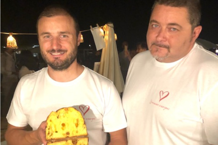 I fratelli Pierozzi, Marco e Leonardo con il loro panettone alla pesca Panettone perfetto per la fine dell’estate? Quello alla pesca dei fratelli Pierozzi