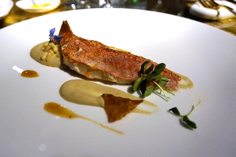 Triglia con pelle di pollo croccante e fagioli (Il lato gourmet di Poggio Le VolpiApre Barrique, firma Oliver Glowig)