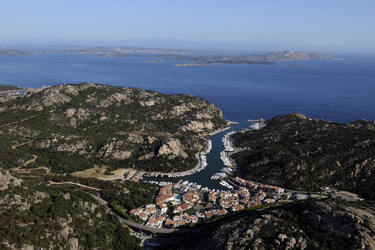 Un porto nascosto, come dice il nome in dialetto gallurese Poltu Quatu, l&rsquo;altra Costa Smeralda, si prepara all&rsquo;estate