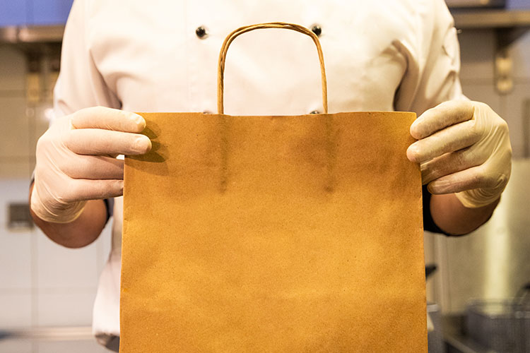 I ristoratori les Collectionneurs, da nord a sud, propongono l&rsquo;asporto ed effettuano le consegne a domicilio - Pranzi e cene d&rsquo;autore a casa: le collezioni degli chef