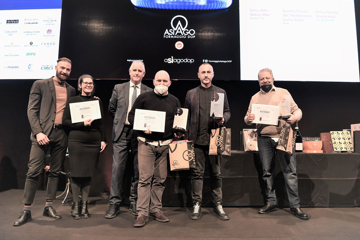 Fiorenzo Rigoni, presidente Consorzio Tutela Formaggio Asiago con i premiati. Foto: Francesco Vignali Photography I formaggi al ristorante: rivalutiamo il cheese corner