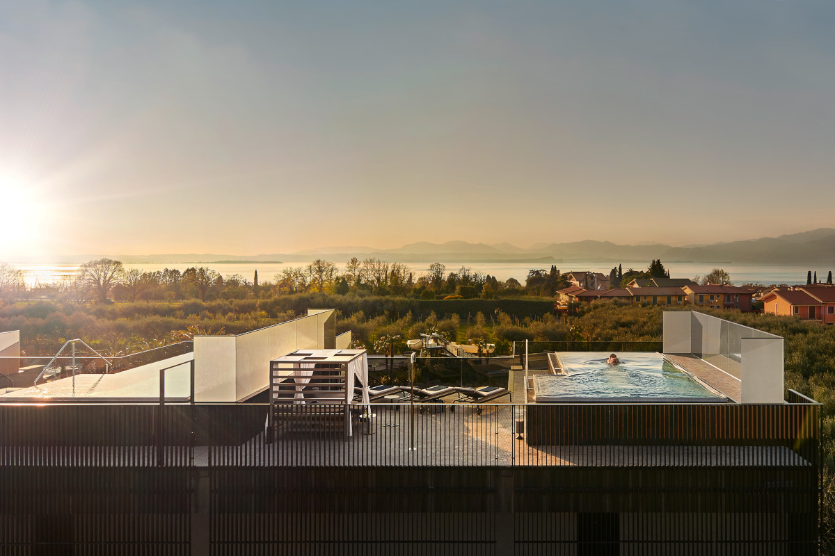 Un terrazzo con piscina del Quellenhof Lazise Soggiorni... in buca: le meraviglie di 5 golf resort