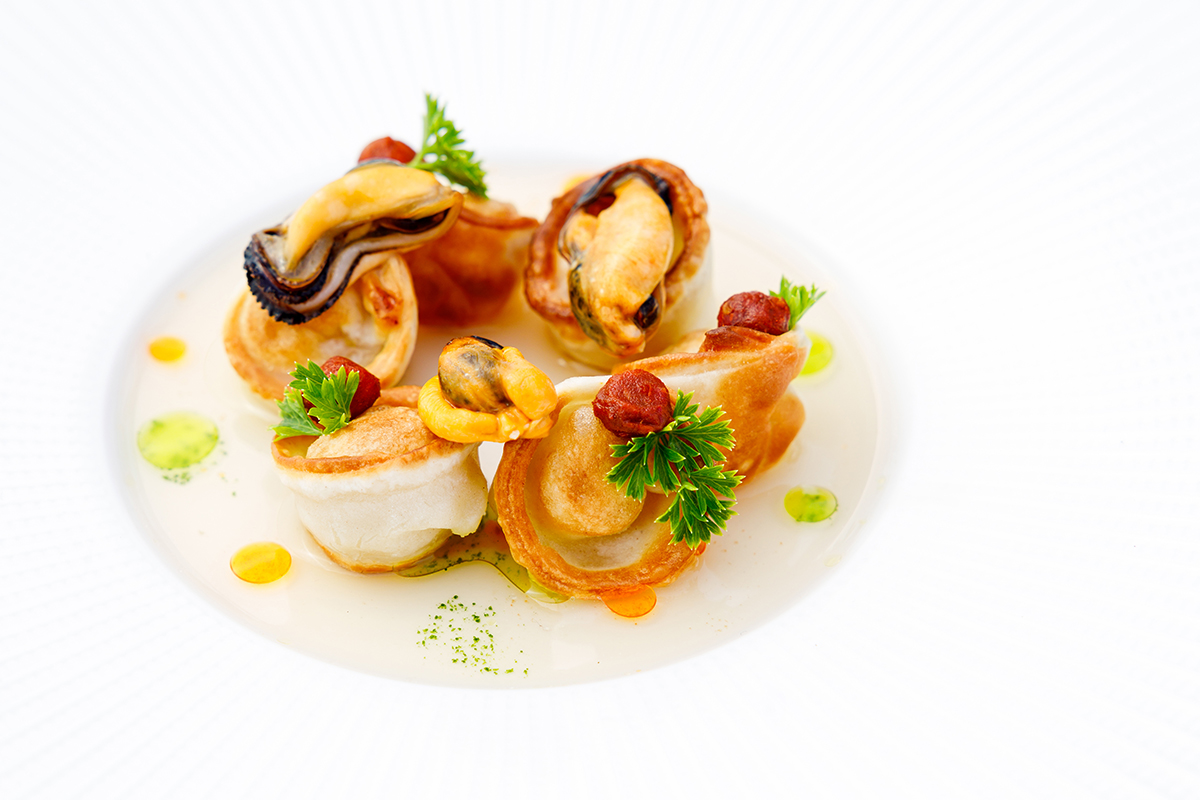 Ravioli croccanti, patate, cozze, 'nduja, estrazione di prezzemolo