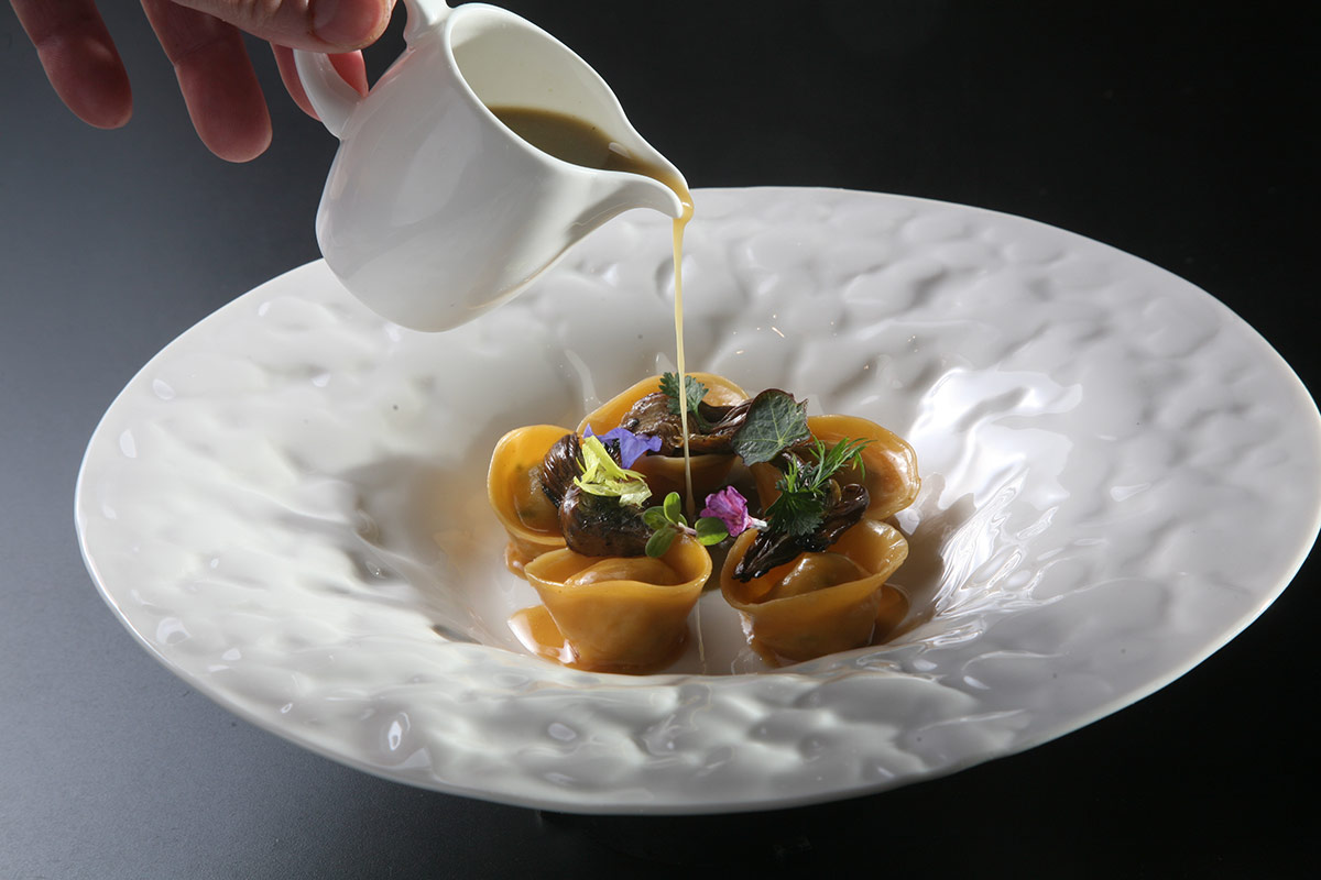Ravioli ripieni di capretto al forno, carciofi alla brace e il loro ristretto Ravioli ripieni di capretto al forno e carciofi alla brace