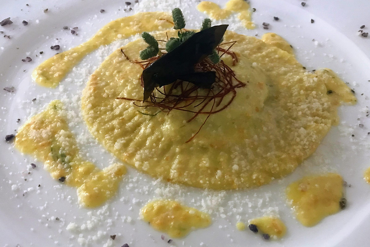 Raviolo di melanzane, pomodorino giallo e Trentingrana