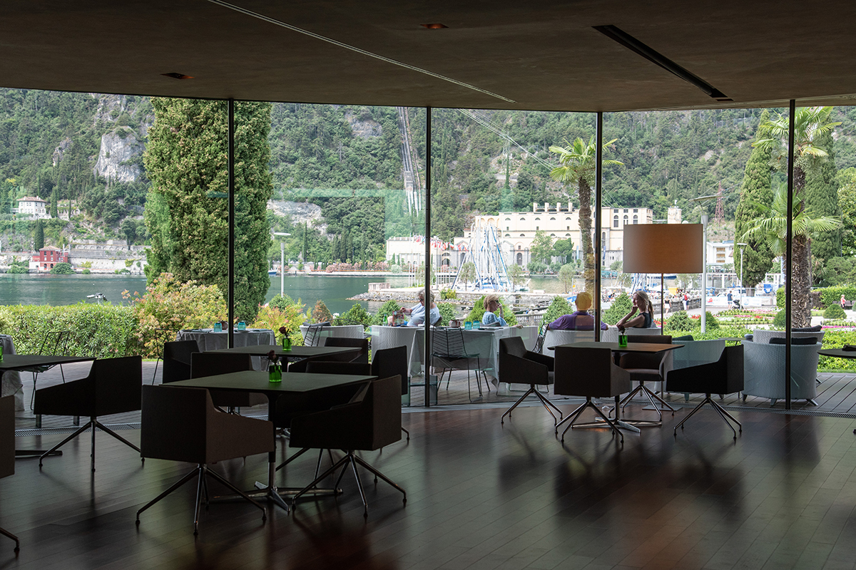 Lido Palace - Ristorante il Re della Busa. Foto: Francesca Bocchia Belle Époque contemporanea al Lido Palace di Riva del Garda