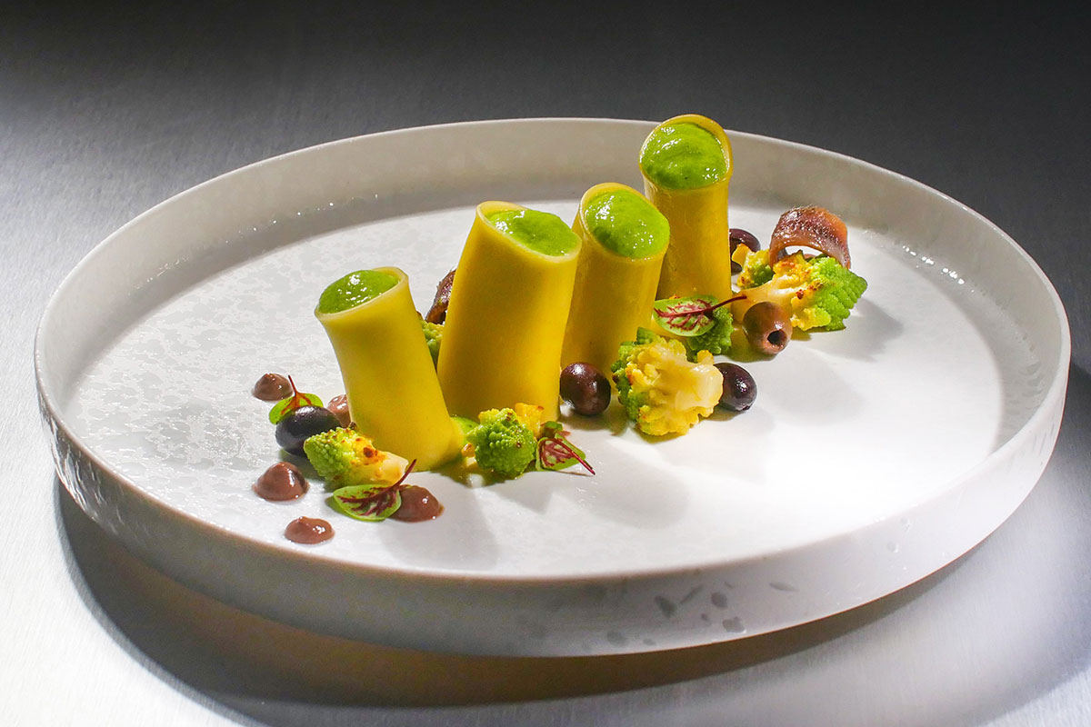 Paccheri con spuma di romanesco, olive, pepe nero e acciughe del Cantabrico di Antonio Cuomo Ricettario Bonduelle Food Service Vegetali interpretati da 10 top chef