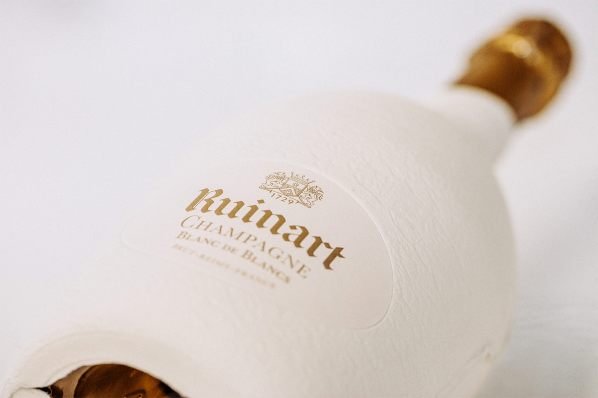 Ruinart Second Skin Champagne per brindare all’estate Abito bianco per Moët e Ruinart