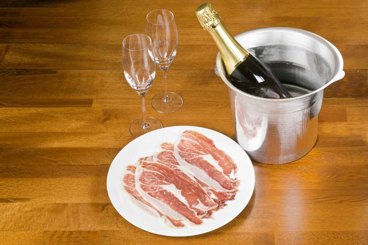 Bollicine e sapori di bottega: come nasce il matrimonio tra Champagne e salumi italiani