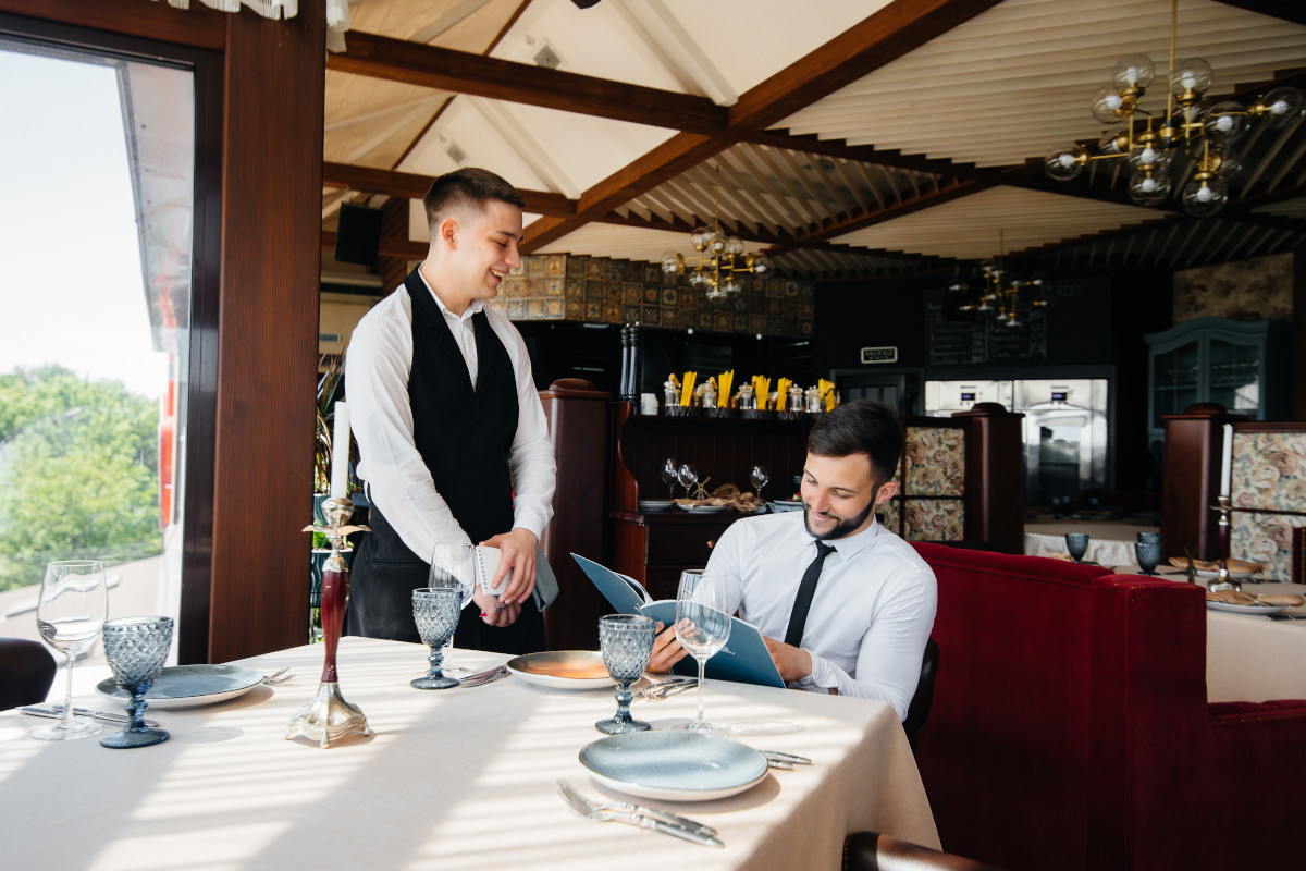 Chi decide davvero il prezzo del vino al ristorante? Numeri, ricarichi e nuove regole