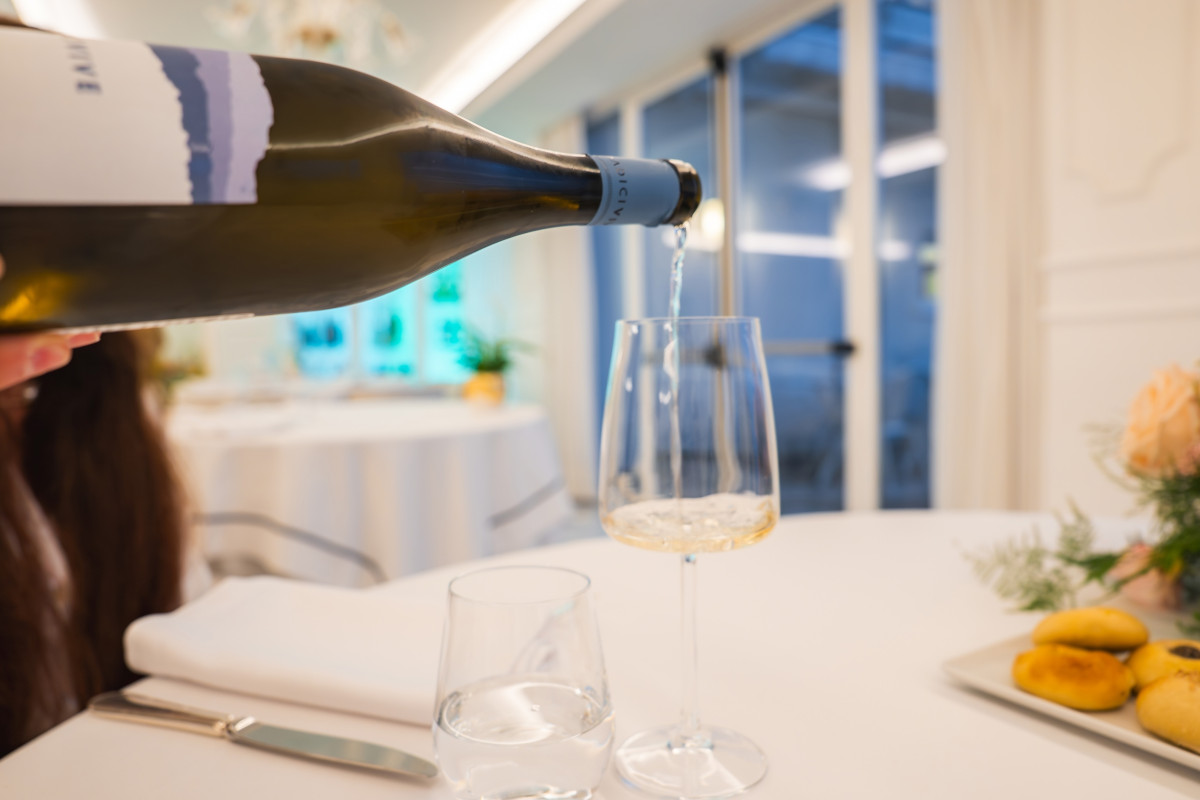 Chi decide davvero il prezzo del vino al ristorante? Numeri, ricarichi e nuove regole