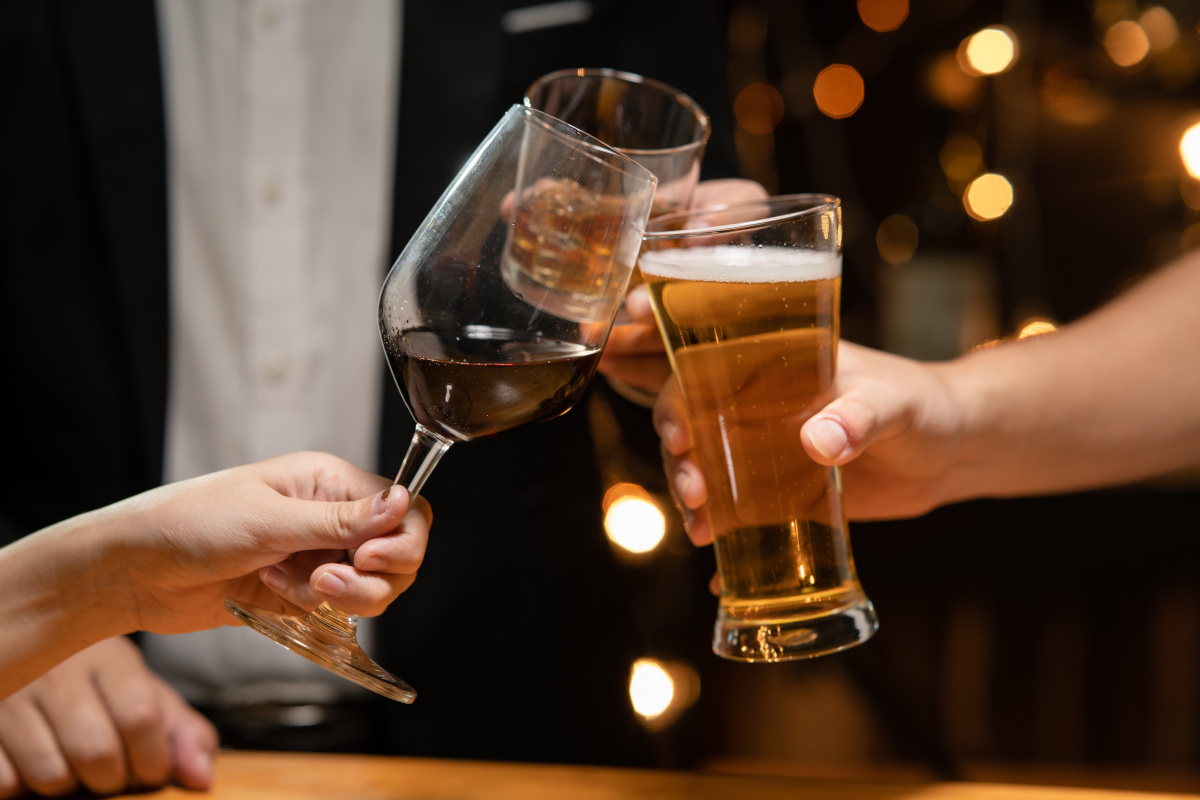 Consumo di alcol: perché il vino è una scelta più sana rispetto alla birra